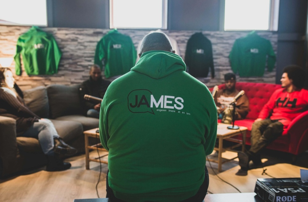 James crew in de Zero36 studio met groene hoodies aan de muur